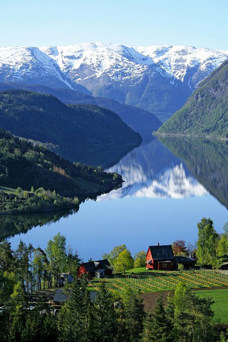 POSTKORT: Slike postkortbilder av Haranger brukes til å selge eiendommer i Ulvik om dagen. FOTO: Thomas K. Johansen, DNB Eiendom