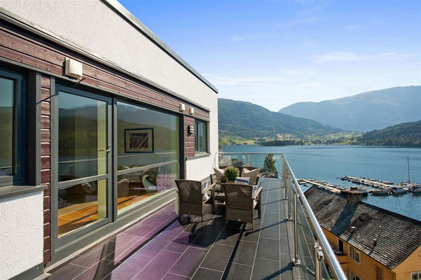SOMMERKVELDER: Det er høysesong for å selge i Ulvik akkurat nå. FOTO: Thomas K. Johansen, DNB Eiendom