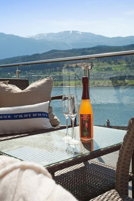 KORTREIST: På butikkene i Ulvik selger de kortreist cider laget av kortreiste epler. FOTO: Thomas K. Johansen, DNB Eiendom