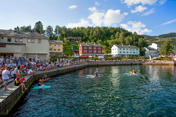 MYE SOM SKJER: På sommertid er det alltid ett eller annet på gang i Ulvik. Bygdefolket er aktive og ofte ute og koser seg. FOTO: Thomas K. Johansen, DNB Eiendom