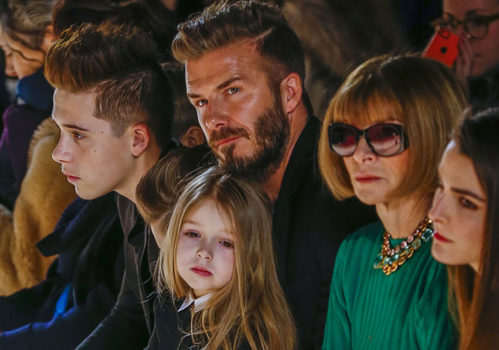 HELDIG LITEN FRØKEN: David Beckham sitter ed siden av Vogue-sjefen Anna Wintour sammen med sin datter, Harper, og sønnen Brooklyn. Bildet er tatt under New York Fashion Week tidligere i år. FOTO: REUTERS