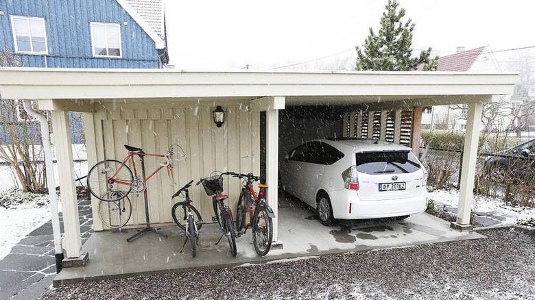 CARPORT: Carposten med sykkelskur og bod har full kjeller med god lagrings- og mekkeplass for en sporty familie. FOTO: Rolf Øhman