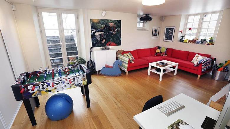 FIKK KJELLERSTUE: Ved å grave ut lys- og rømningssjakter og sette inn glassdør og et stort vindu, fikk familien en god kjellerstue, hvor barna går ut og inn. FOTO: Rolf Øhman
