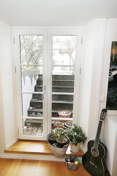 ET STORT PLUSS: Glassdøren ut til hagen er et stort pluss for hele kjelleren - og huset. FOTO: Rolf Øhman