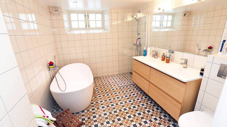 NYTT BAD: Kjelleren er nå delt mellom enhetene i tomannsboligen. I det gamle fellesvaskeriet ble det bygget nytt bad. FOTO: Rolf Øhman
