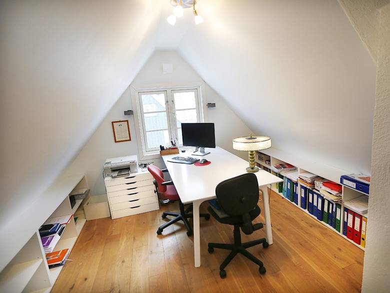 HJEMMEKONTOR: Det er høyt til gavlen på huset, og loftet ble innredet til hjemmekontor. FOTO: Rolf Øhman