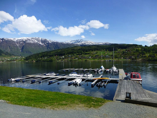 EGEN BÅTPLASS: Alle leilighetene i de nye boligkompleksene har egen båtplass i Harangerfjorden. FOTO: Baste Bolstad, Proaktiv