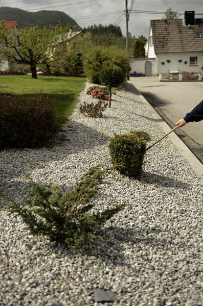 VELGER STEIN: Hjalmar Aasheim bruker gjerne grus fremfor bark i skråninger og bed. FOTO: Gidske Stark