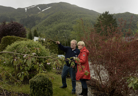 KOMPOSTERER: Varmkompost inne og kaldkompost ute, til sammen blir det god jord. Hageekspert Elisabeth Heggland Urø orienteres. FOTO: Gidske Stark