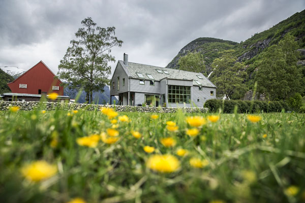 LYSET: Familiens nye privatbolig har et gigantisk vindu på kjøkkenet som vender seg mot lyset, fjellene og grønne bøer. Bygget er tegnet av arkitekt Yngve Brakstad. Foto: Jan M. Lillebø