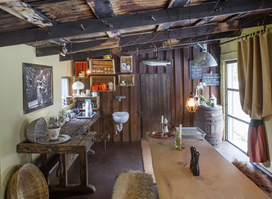 GJENBRUK: Den gamle granen fra prestegården i Sogndal er blitt spisebord. Disken er en gammel høvelbenk. Rammene rundt bildene er laget av materialer fra det gamle kårhuset på gården. Foto: Jan M. Lillebø