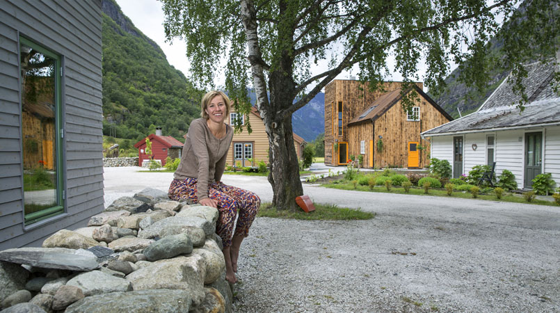 NYTT LIV: Tone har byttet bylivet og journalistkarrieren ut med slowturisme i Aurland. Aldri før har hun hatt det så travelt. FOTO: Jan M. Lillebø