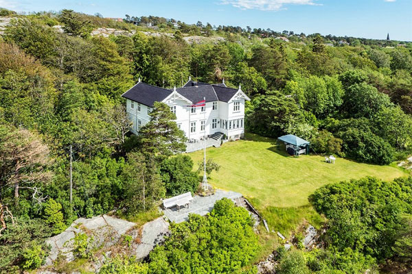 PENSJONAT: Det ene bruksnummeret rommer et tidligere pensjonat med stor hage. Her var det i sin tid badegjester om sommeren og høytidelige selskaper på vinterstid. FOTO: Nordvik & Partners