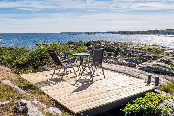 LANGVIKA: Ved tollvakthytten nede i skjærgården er det en rekke uteplasser. FOTO: Nordvik & Partners