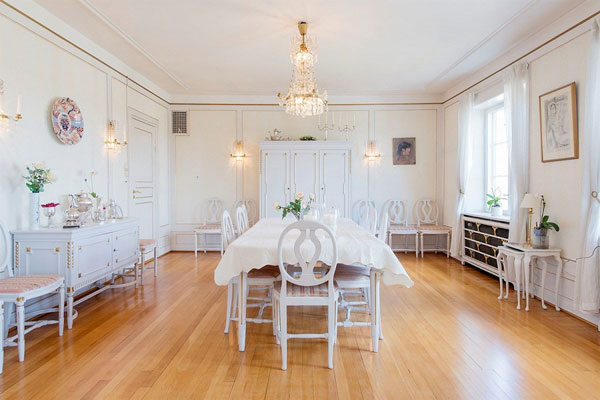 EKSKLUSIV: Boligen er svært innholdsrik med herskapelig preg og klassiske detaljer. FOTO: Nordvik & Partners