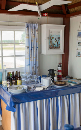 VELKOMMEN INN: På innsiden av stråhuset går det maritime igjen. Måken må være med. FOTO: Alf Ole Hansen