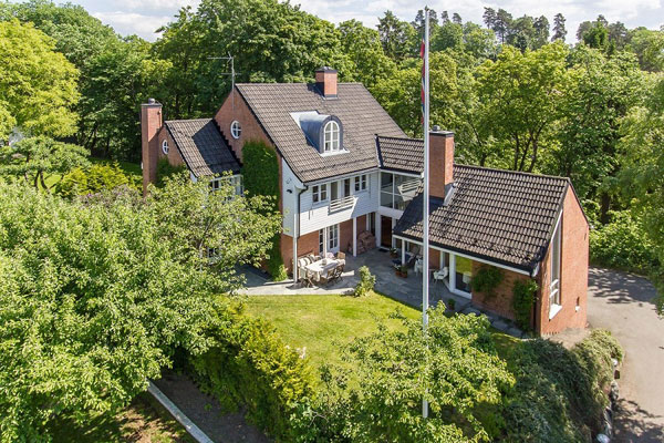 USJENERT: Villaen ligger meget privat og stille til, uten gjennomkjøring, helt i enden av en liten blindvei i Madserud Allé. FOTO: Nordvik & Partners