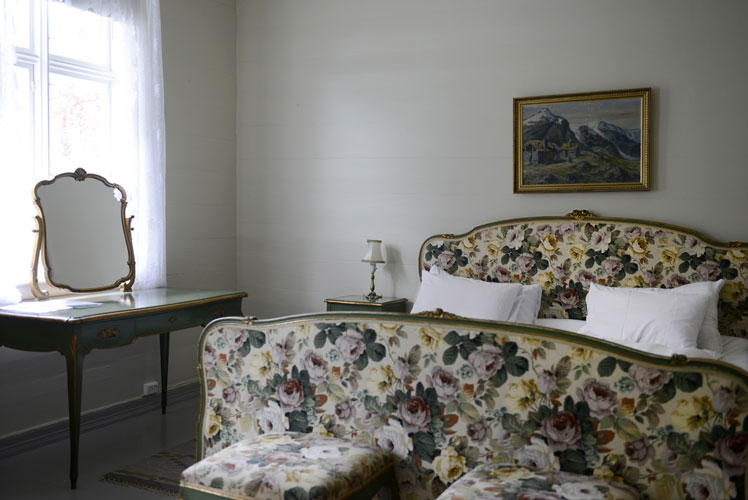 BLOMSTER: Hotellet er et skattkammer av møbler fra ulike tidsepoker. Carrie har brukt flere uker på å finne ut hvilke møbler som hører sammen. FOTO: Gidske Stark