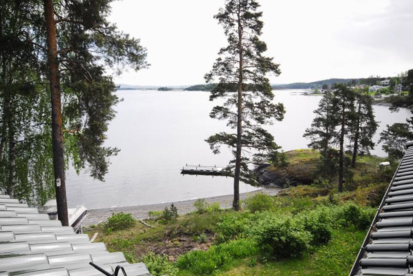 FLERE BRYGGER: Blir man lei av stranden sin, kan man saktens ta seg et stup fra bryggen. Eller man kan fortøye båten sin her, og bade fra den. FOTO: Privatmegleren