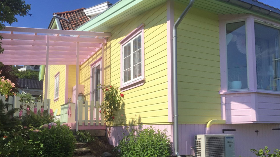 FRISKT: Huset i Horten er en tro kopi i Pippis, med rosa, grønt og gult. Hva synes du? Er det fint? FOTO: Privat
