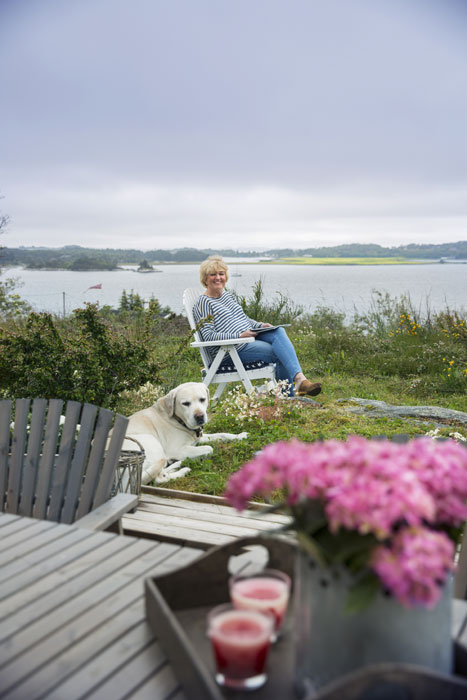 STILLE: - Her slapper jeg av, sier Siren. Labradoren Ollie (snart 12) har ingen problemer med å følge hennes eksempel. FOTO: Jan M. Lillebø