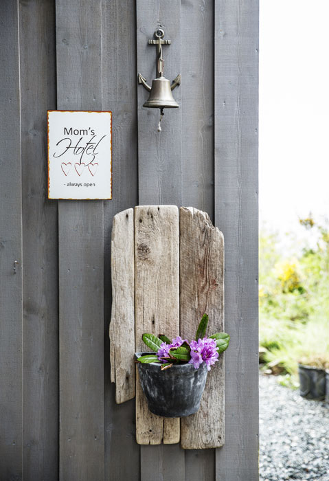 ÅPENT: Sirens «hotell» er alltid åpent - i alle fall på sommerstid. Blomsterholderen er en gave fra Sirens fetter, som også er kreativ og nevenyttig hyttenabo. FOTO: Jan M. Lillebø