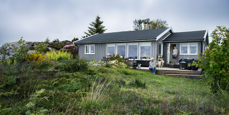 HØYT: Hytten ligger høyt og fritt på en bakketopp, med panorama utsikt mot Herdla, Øygarden og havet. FOTO: Jan M. Lillebø