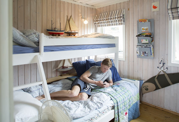 TRIVES: Cedric (17) stortrives på hytten, og har god plass på rommet til en kompis eller to. FOTO: Jan M. Lillebø