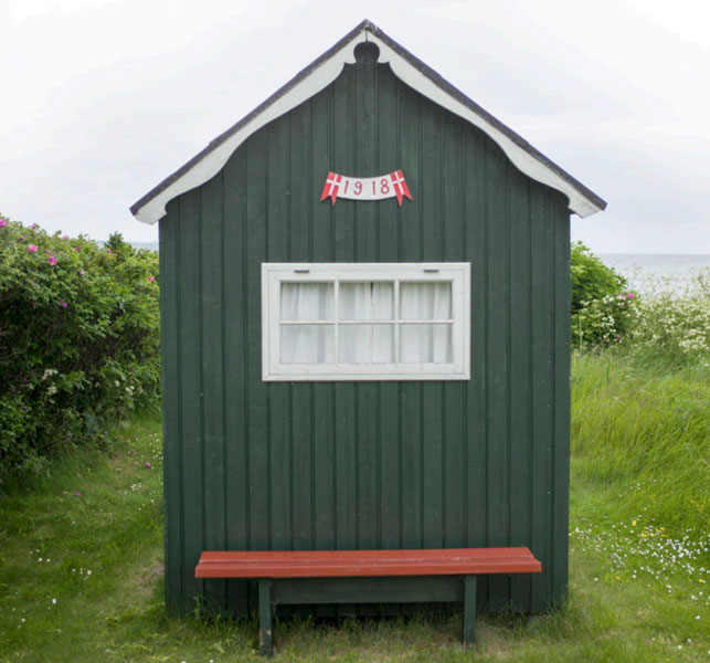GAMMELT: 1918. Så vet en årstallet for dette huset, som ser ut til å være et av de første private badehusene på Ærø. FOTO: Alf Ole Hansen