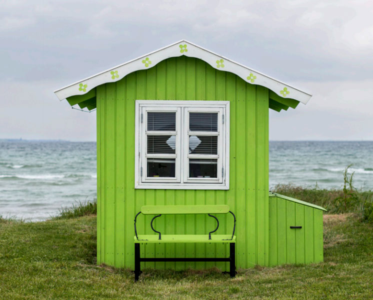 GRØNT: Da de første private badehusene ble oppført for rundt 100 år siden, var det ingen regler om farger. Så de kommer i alt fra knallfarger til de mer duse variantene. FOTO: Alf Ole Hansen