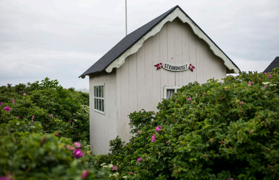 LOGISK: Ikke uvanlig at badehusene har navn. Noen mer åpenbart logiske enn andre. Dette er Strandhuset. FOTO: Alf Ole Hansen