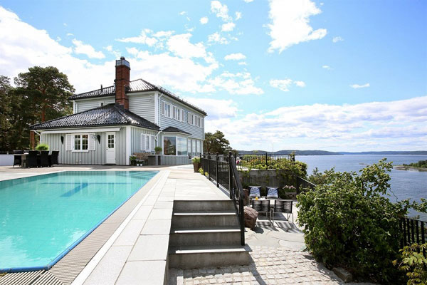 MOTSTRØMSBASSENG: Eiendommen er på over 2,4 mål er lekkert opparbeidet med steinsatte arealer, badehus, motstrømsbasseng og en jacuzzi. FOTO: Privatmegleren