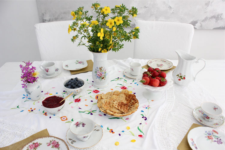 FLOWER POWER: Det kan helt enkelt ikke bli for mye blomster. Gå for blomstermønster og blomsterbroderi, topp det hele med en blomsterbukett fra hagen. FOTO: Stina Andersen / Fru Andersen