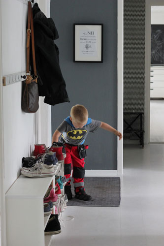 FULL FART: I en hektisk hverdag gjelder det å ha gode systemer slik at hele familien kan hjelpe til med å holde gangen ryddig. FOTO: Stina Andersen / Fru Andersen