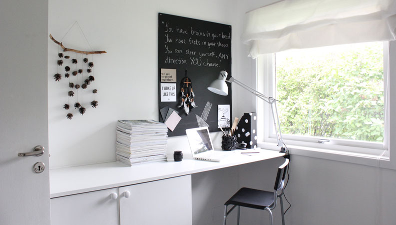 NYTT SEMESTER: Hjemmekontoret er ryddet og klart. Forhåpentligvis skal både artikler og blogginnlegg skrives her i løpet av høsten. FOTO: Stina Andersen / Fru Andersen