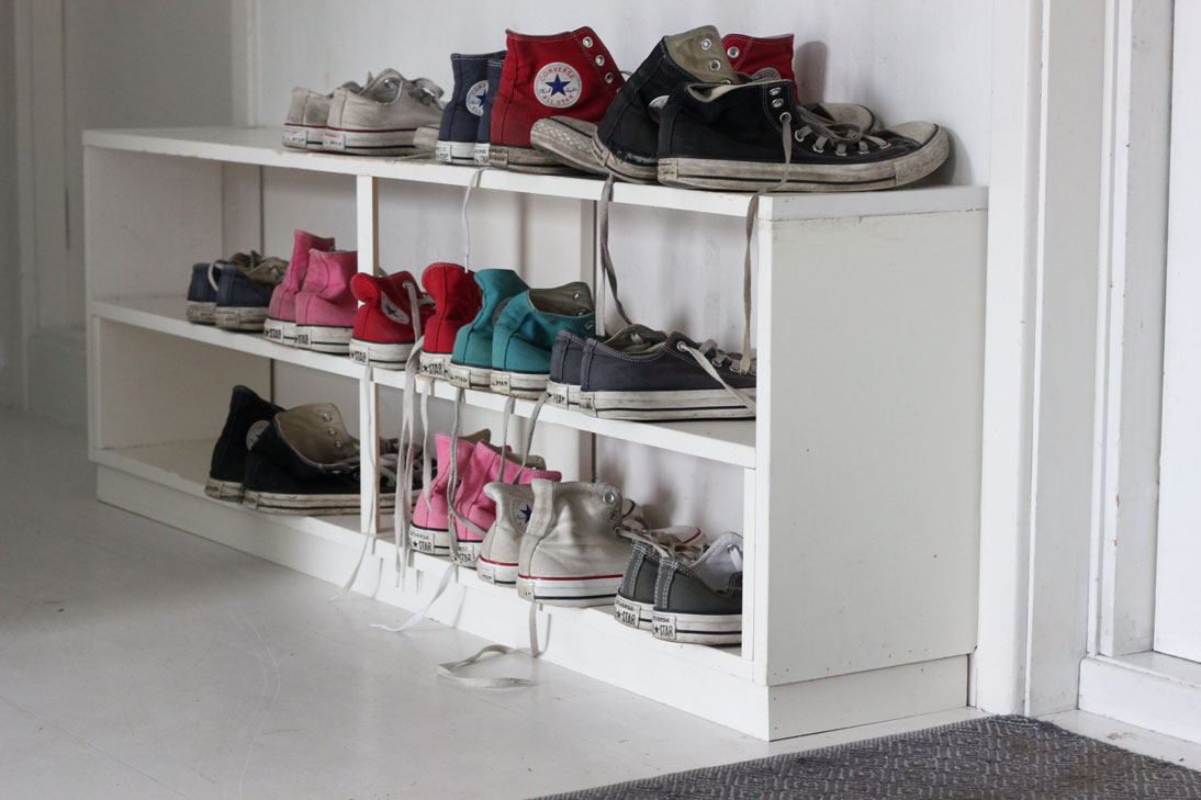 SKODILLA: Skohyllen er snekret på mål. På denne årstiden ser det ut som om vi kun går i Converse. Men støvler og andre sko står i skapene. FOTO: Stina Andersen / Fru Andersen