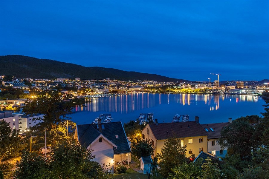 KVELDSSTEMNING: Årstadgeilen 4 ligger majestetisk til på toppen med utsikt så langt øyet rekker. FOTO: Privatmegleren Vikebø & Jørgensen