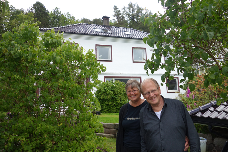 FLYTTEKLARE: Bjørg og Eivind Bjørnar Hetlevik har bodd i huset bak dem i mange år. Nå er det til salgs for 8,2 millioner kroner. Med på kjøpet får man en keiserlig historie. FOTO: Linn Gjerstad