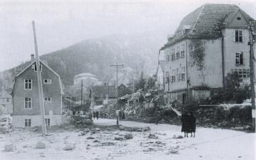 ETTER BOMBINGEN: Holen skole var den største og mest moderne skolen i Laksevåg i Bergen. Bildet viser skolen etter bombeangrepet 6. oktober 1944. FOTO: Riksarkivet