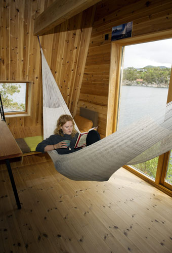 BØLGER OG BØKER: En gang var Hanna alene på hytten i 13 dager for å lese til eksamen. Favorittplassen hennes er i hengekøyen. FOTO: Helge Skodvin
