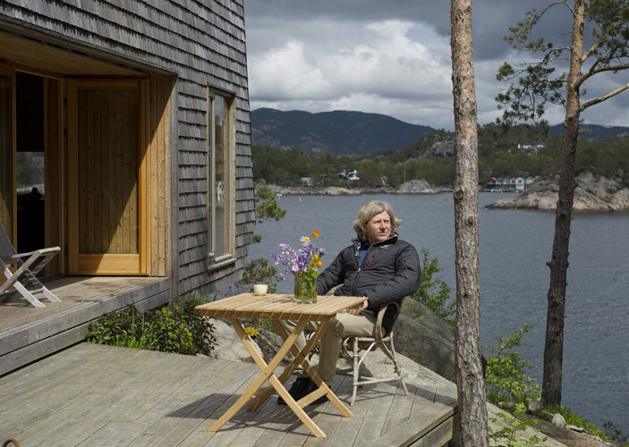 KAFFEPAUSE: Per Højgaard Nielsen er her året rundt. Når det er som mest hustrig kan det hende ingen andre blir med, men han drar likevel. Herfra drar han ut på seiltur eller fisketur. FOTO: Helge Skodvin