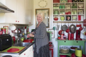 OPPVASK: Grethe Gerhardsen Træland tar oppvasken for hånd på 50-tallskjøkkenet sitt. Hun liker å betrakte alle de vare koppene og karene hun omgir seg med. FOTO: Kari Byklum