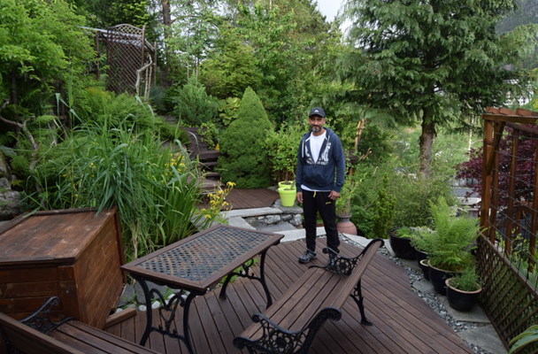 SLAPP AV: Her viser Tony en av avslappingssonene i hagen. Det er flere av dem. FOTO: Elisabeth Heggland Urø