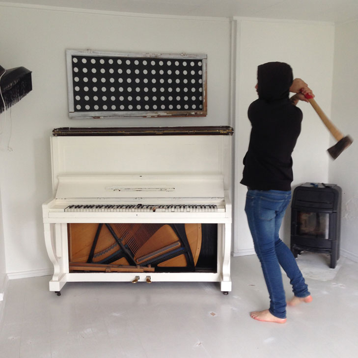 ENDELIG: Det blytunge pianoet skal ut, uansett metode. Her var vi fortsatt optimistiske. FOTO: Stina Andersen / Fru Andersen