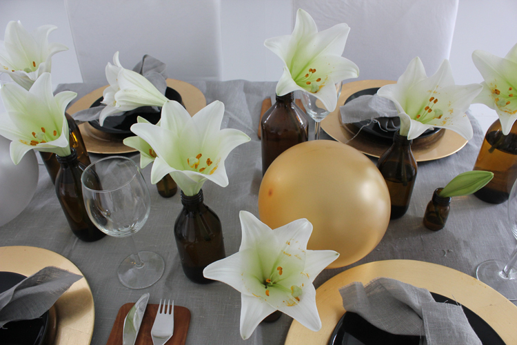 SYKE BARN? Medisinflaskene jeg har brukt som blomstervaser er perfekte som samtalestartere. Noen kjenner igjen flaskene og vet akkurat hvilke som tidligere inneholdt flytende Paracet, Ibux og hostesaft. FOTO: Stina Andersen / Fru Andersen