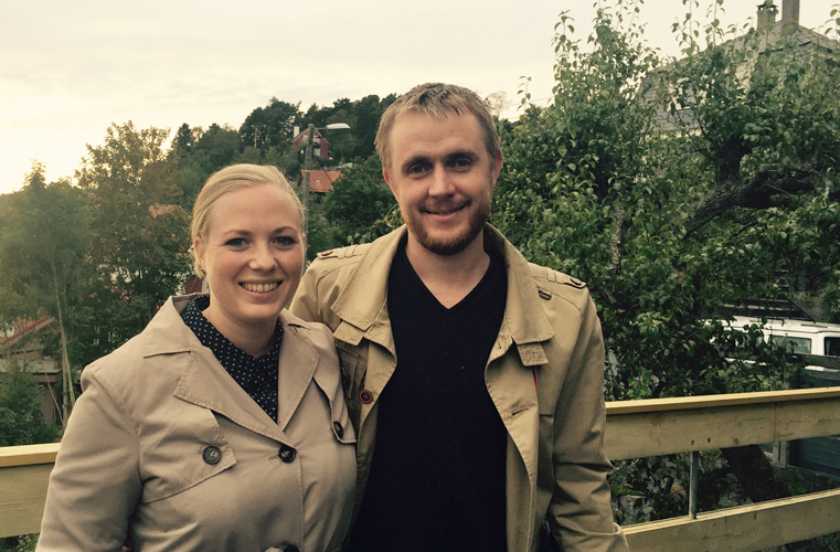SKAL LEGGE INN BUD: Yngvild Brandser (28) og Aksel Didriksen (31) håper de får huset under onsdagens budrunde. FOTO: Linn Gjerstad