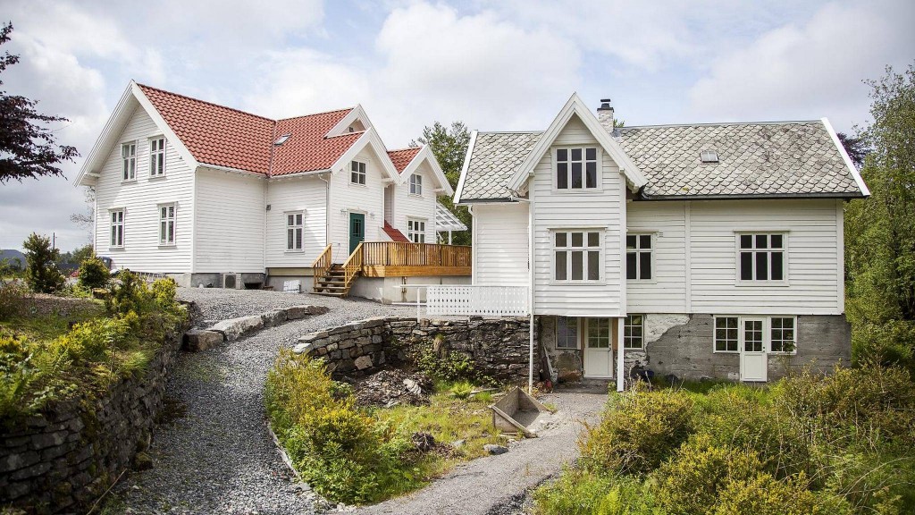 GÅRDSHUSENE: Huset til venstre er hovedhuset på gården. Huset til høyre fungerte som feriehus for rike bergensere fra midten på 30-tallet. FOTO: INGVILD FESTERVOLL MELIEN