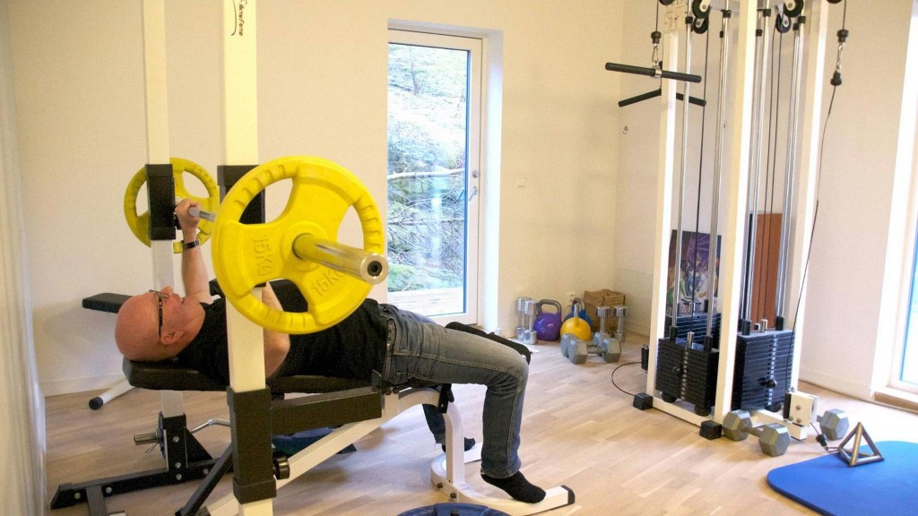 TRENINGSROMMET: Ole Johansen begynte med karate da han var 40 år, 13 år senere innkasserte han svart belte. I treningsrommet har han alt han trenger. FOTO: Irene Jacobsen