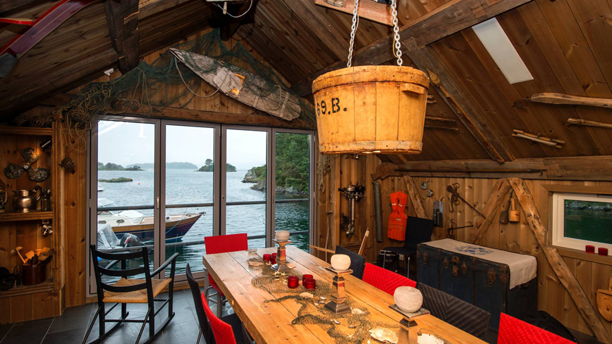 GAMMELT: Naustloftet er dekorert med gammelt fiske- og fangstutstyr fra Fedje, hvor Arne Dalseides mor vokste opp. Lampen over spisebordet er en gammel linestamp. FOTO: Rune Sævig