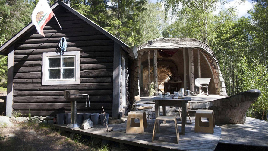 TØMMERSTUEN: Dragspelhuset er tilbygget til den opprinnelige tømmerstuen fra 1800-tallet. Sammen med tømmerhytta består sommerhuset av kjøkken, stue, spisestue, soverom og en hems. FOTO: Karen Gjermundrød